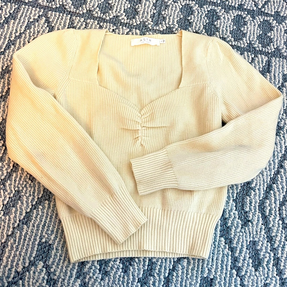 ASTR the Label cream sweetheart ribbed sweater